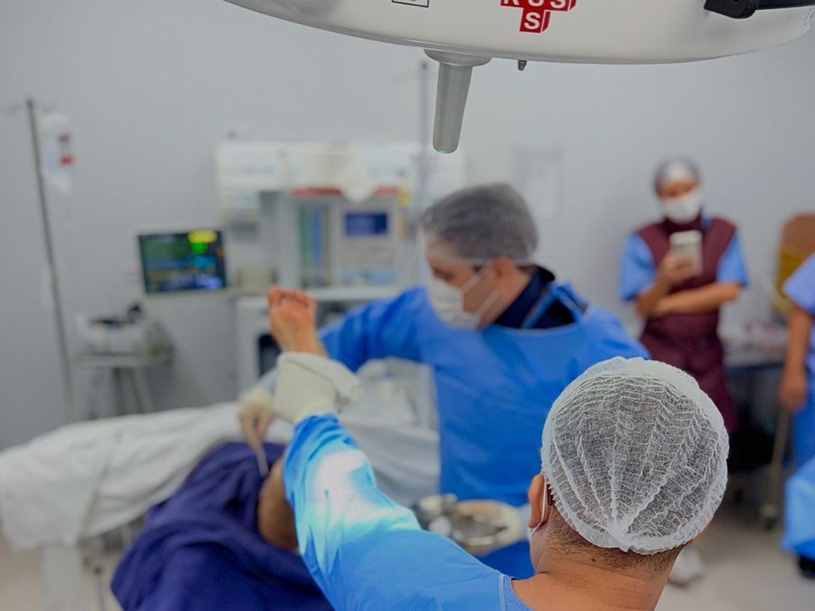 Dr. Lucas Chagas em cirurgia de pé e tornozelo no centro cirúrgico