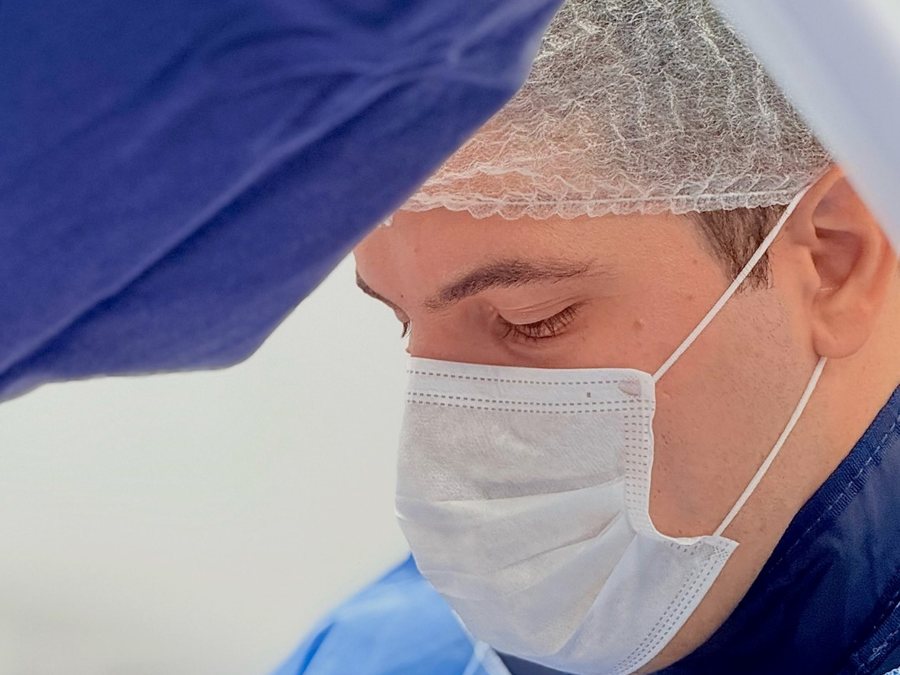 Dr. Lucas Chagas concentrado durante procedimento cirúrgico
