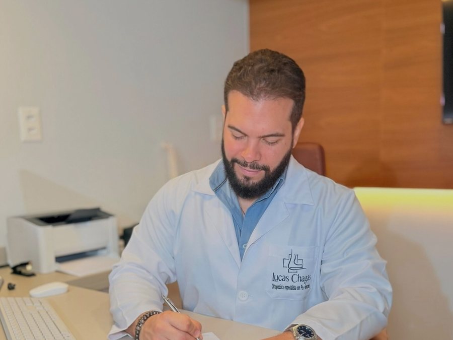 Dr. Lucas Chagas atendendo em seu consultório em Manaus